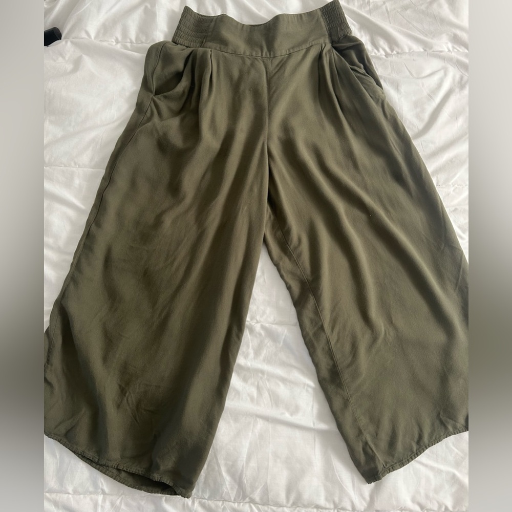 Aritzia Talula wide leg jersey pant - Olive green - size M